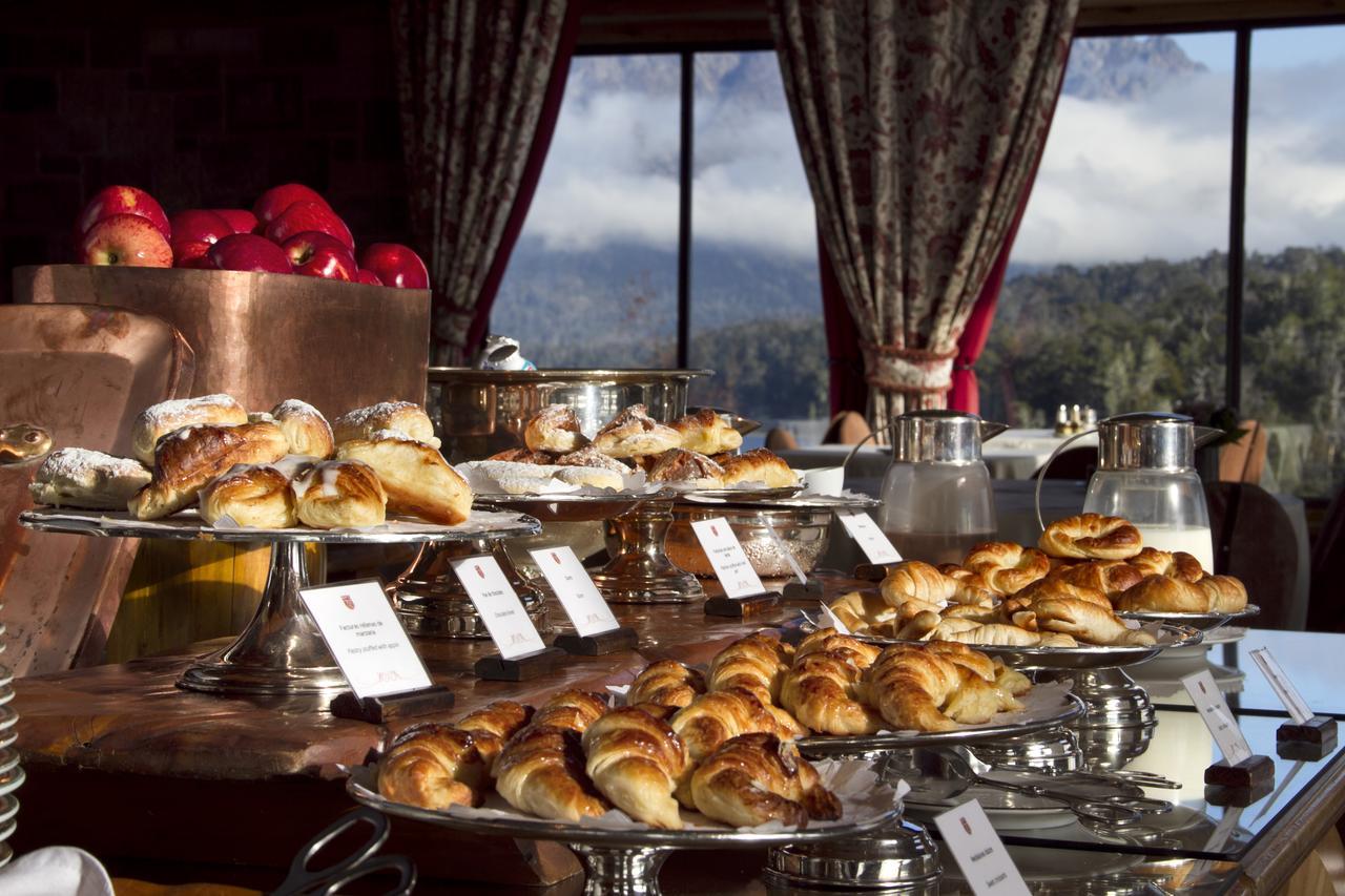 Llao Llao Resort, Golf-Spa San Carlos de Bariloche Esterno foto A buffet at a hotel